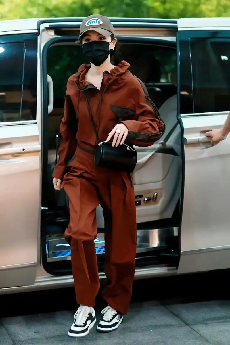 唐嫣机场出发随拍,穿一身焦糖色休闲套装,时尚减龄显活力!