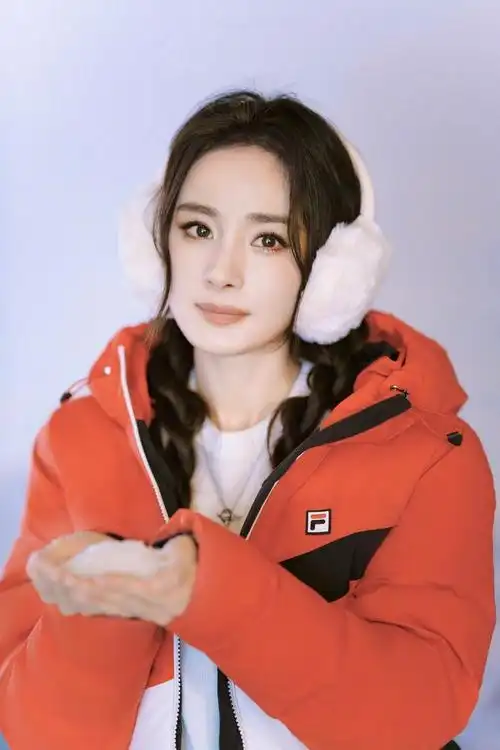 杨幂裹棉服戴毛绒耳罩超萌 眼神清澈笑容甜__财经头条