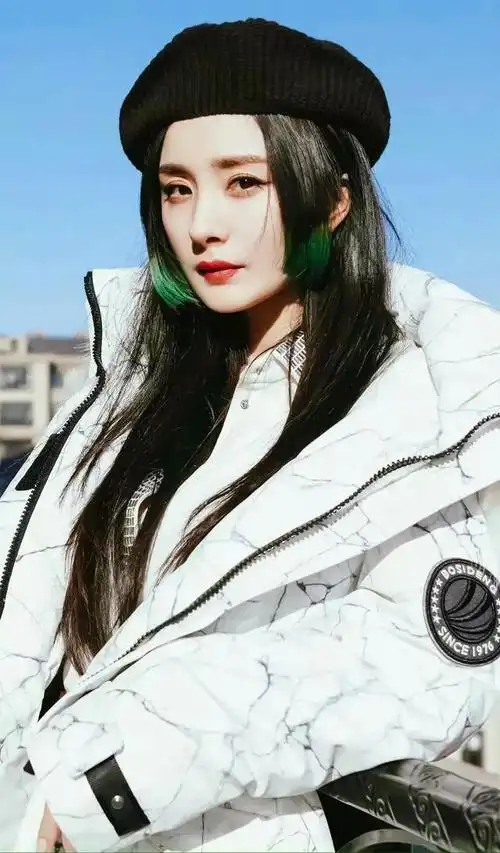 杨幂绿色挑染公主切造型高级又时尚