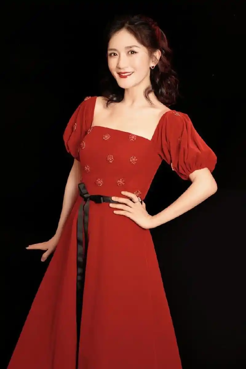 谢娜吴昕同穿红色礼服长裙,一个温婉一个活泼,换个卷发颜值巅峰