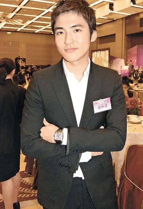 组图香港4大富二代潜力股郭晶晶小叔被赞高富帅