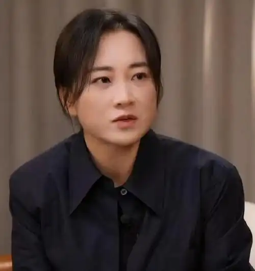 女星贾玲减肥后首现身,接受央视直播采访,气质大变颜值明显提升