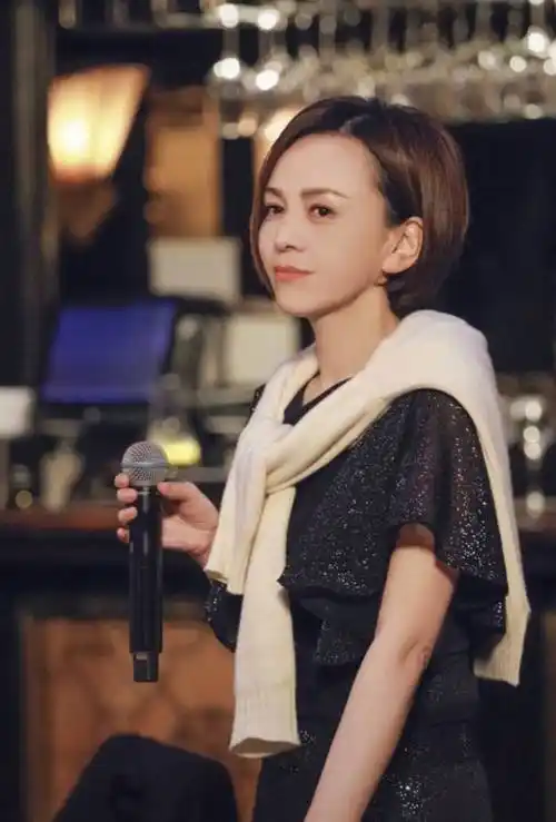 雪姨王琳素颜逛街气质佳,不戴口罩无人识,与好友搭肩热聊心情好_朋友