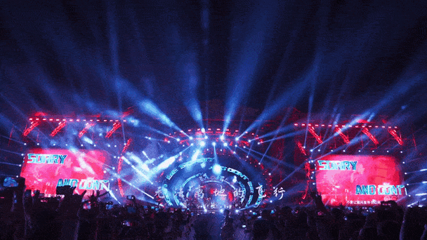 所以在舞台方面,导演组提炼痛仰的乐队属性,没有设计复杂的舞台机械