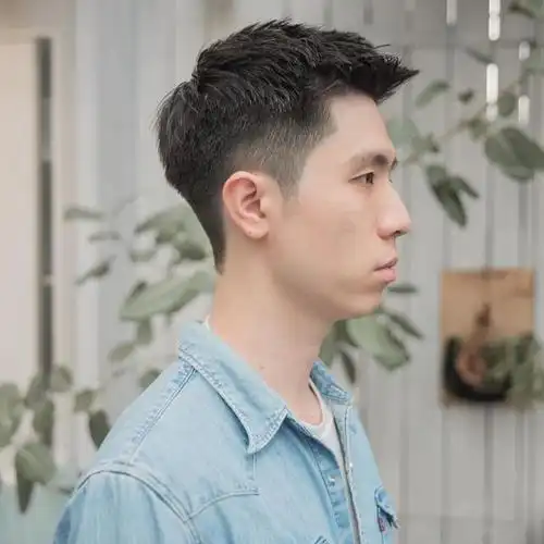 男生"两边铲光"发型清爽帅气,2020夏天这样剪,你就是最靓的仔