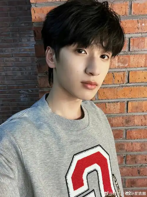 严浩翔的简单见一面帅到了,这一组怼脸拍也太帅了,不得不说,颜值高就