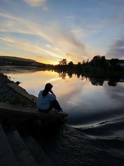 晚霞绚丽的天空,望着美丽的夕阳,静静的感伤:这一抹黄昏的夕阳晚霞,是