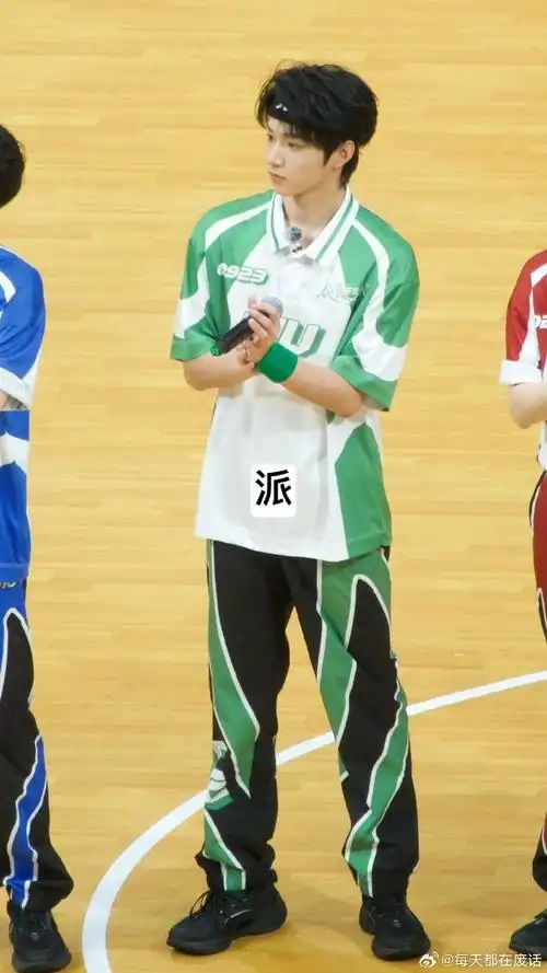 刘耀文这个全身比例真的…好长一条人啊!帅惨!