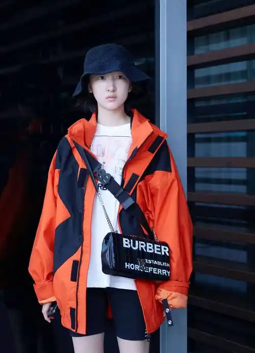 周冬雨橘色外套搭配打底裤前往伦敦时装周_时装秀_上海机场_一身