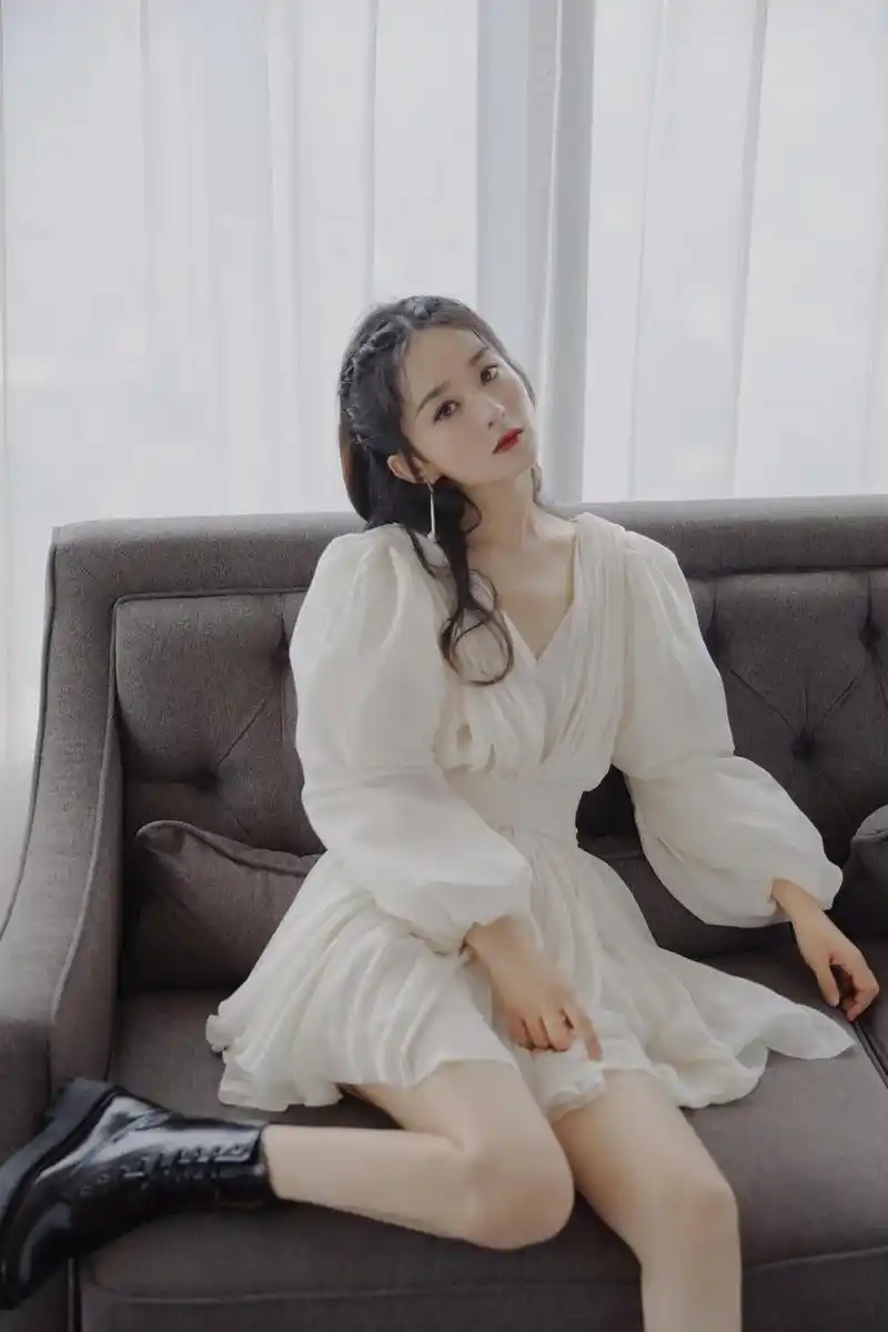 姐姐好仙赵丽颖穿泡泡袖纱裙搭配马丁靴又美又飒