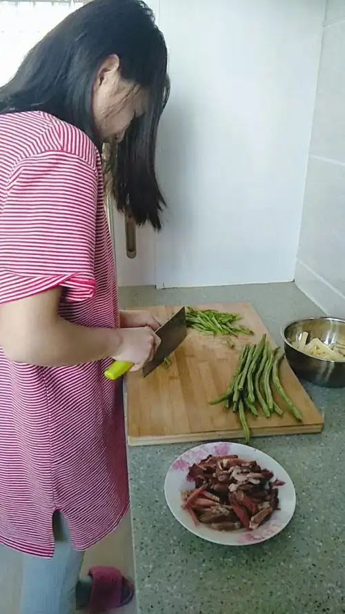 这个天真可爱的小姑娘,在帮家人们做饭