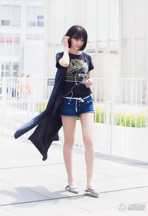 李菲儿随性街拍引领夏季时尚潮流写真