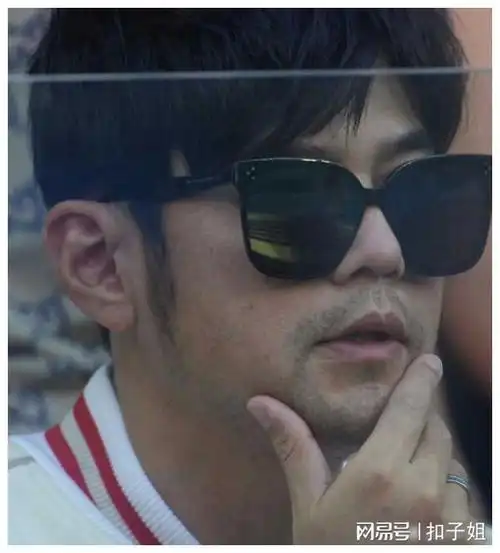 周杰伦夫妇看澳网,男方穿万元外套戴假发,昆凌大浓眉显土气