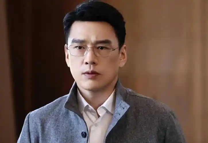 虽然满脸贵气,但王耀庆走的却是搞笑路线,和自己的"外甥女"虞书欣互怼