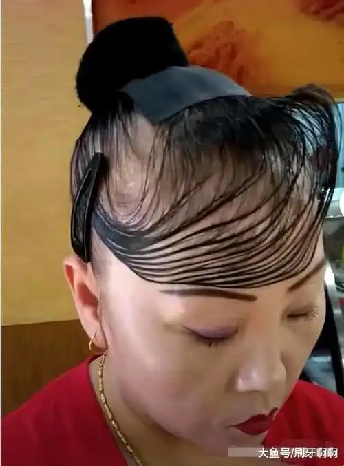 大妈因刘海走红抬起头的那一刻网友新型空气刘海