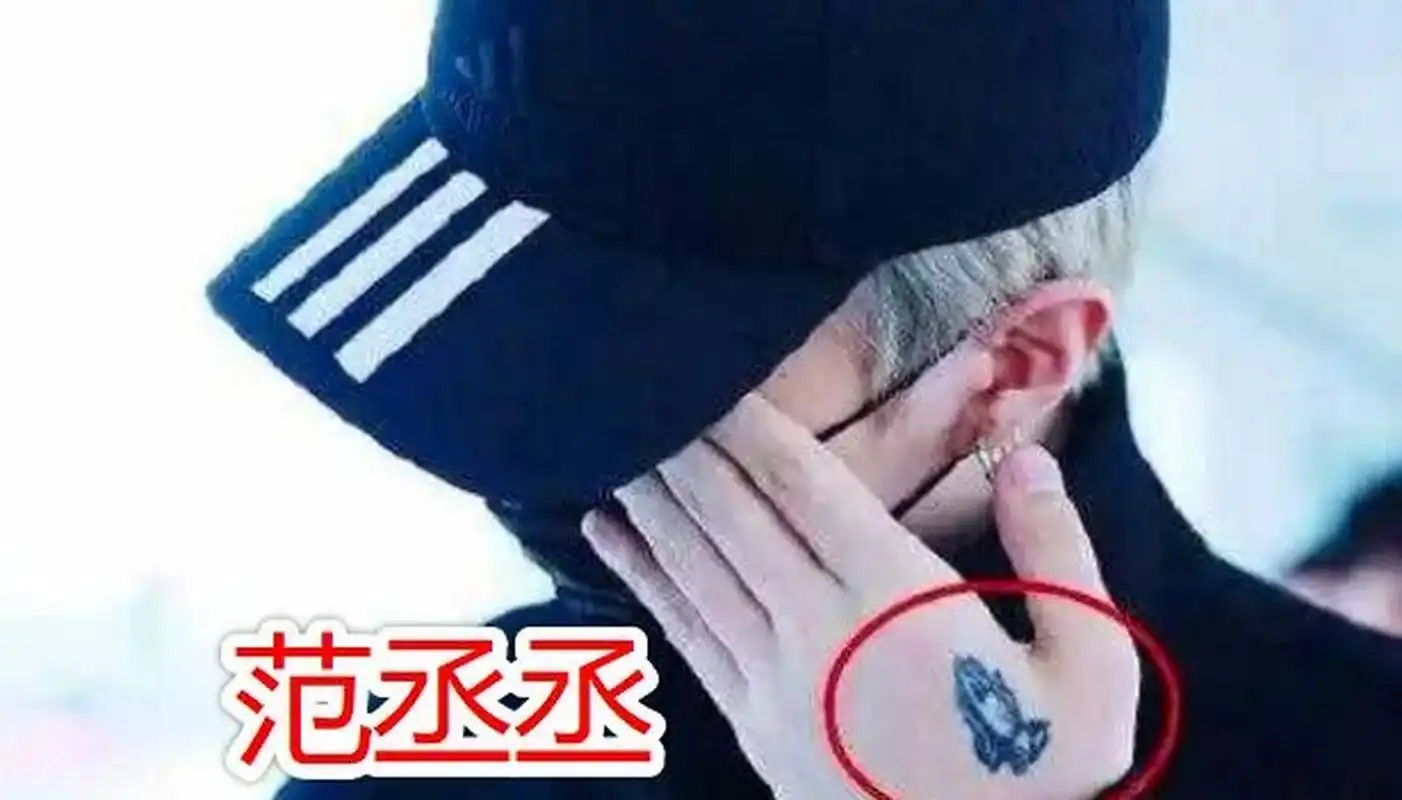 首先就是蔡徐坤了,蔡徐坤的纹身非常特别,他的下巴有个拉链一样的纹身