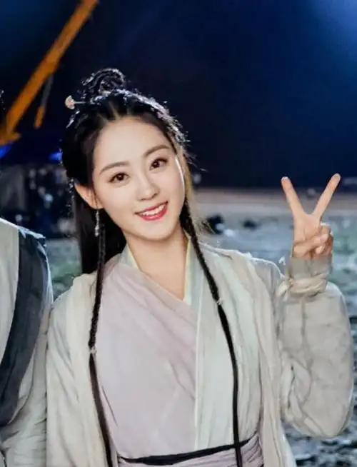 第一次出现在观众的面前,当时由尔冬升饰张无忌,余安安扮演的周芷若