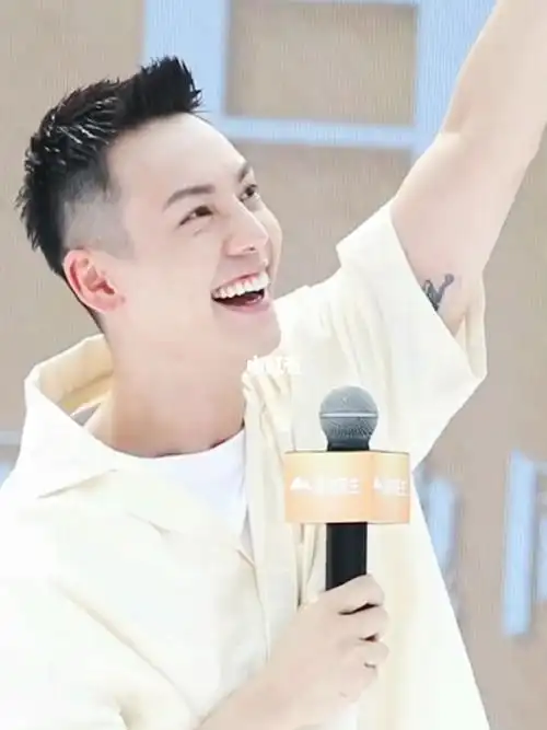 陈伟霆在西双版纳 ,笑容和天气一样晴朗