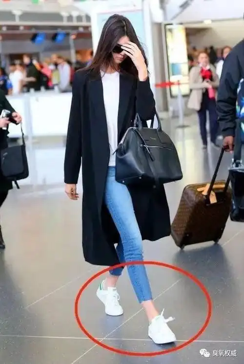 殊不知,光脚穿鞋在方便的同时,也有健康隐患,脚气就是其中之一.