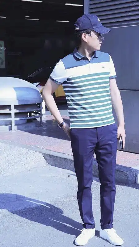 靳东升官后更像老干部了!穿运动装跟打网球保持身材,合影没架子