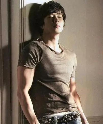 权相宇宣传新片露腹肌任女影迷触摸图