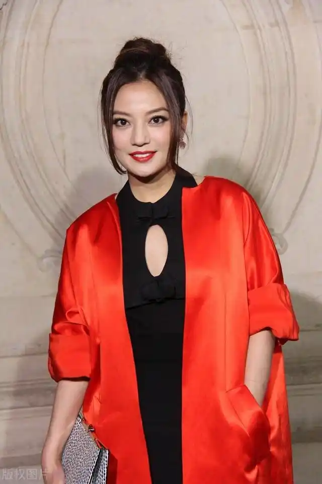 赵薇,近照 她打扮得像个少女