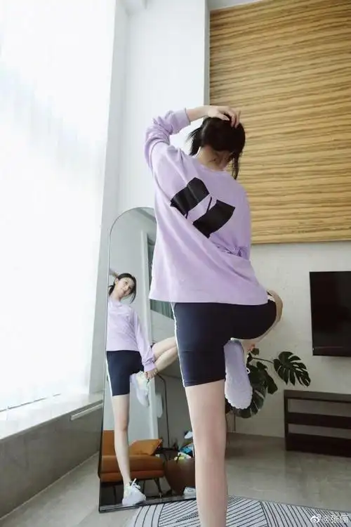 张俪穿健身裤在家晒自拍穿增高鞋秀美腿网友这鞋有几公分