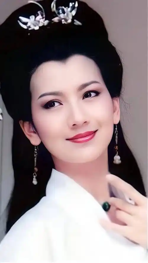 金庸:她代表东方的美 她生下3儿子后,还能演出最美"白娘子"_赵雅芝