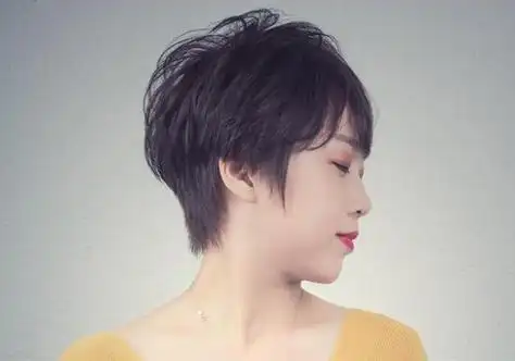 50岁剪短发最减龄,大脸中年女士瘦脸短发推荐,大妈变美女容易