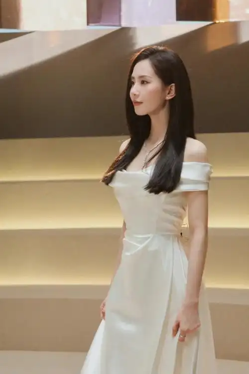 刘诗诗白色抹胸长裙##刘诗诗白色一字肩长裙大片