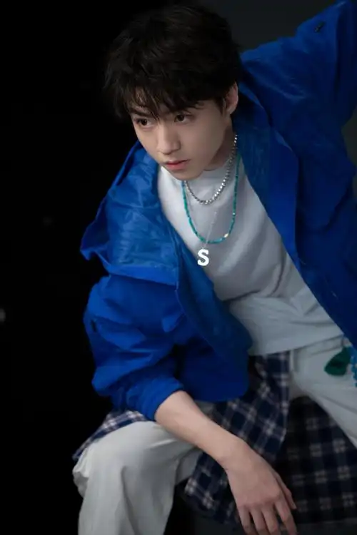 王俊凯蓝色卫衣精致写真图片26