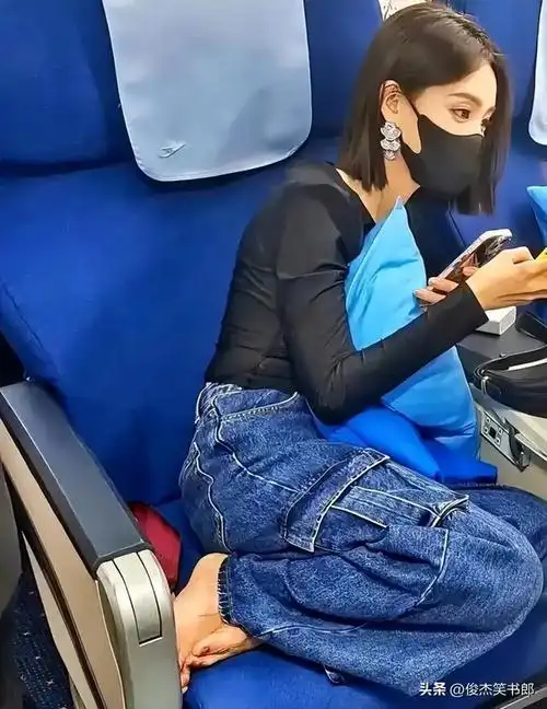 除了这些,明星们在私下拍到的低素质行为也不少,比如让助理给明星跪在