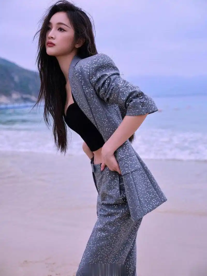 吴宣仪一字带深 v 都有 #娱乐