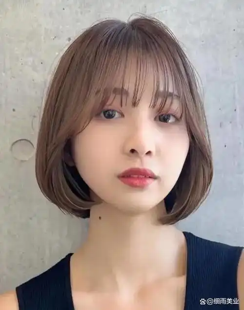 是属于甜美可爱型风格的脸型,在发型的选择上,长发,中发,短发都适合剪