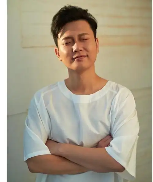 "堂主" 和"狗粮"的帅照让网友直呼:要宣示主权的节奏么?