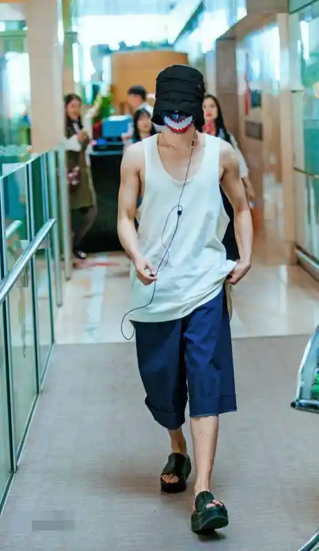 华晨宇好时髦,穿老头背心大裤衩配拖鞋意外好看,肌肉身材太吸睛_白色