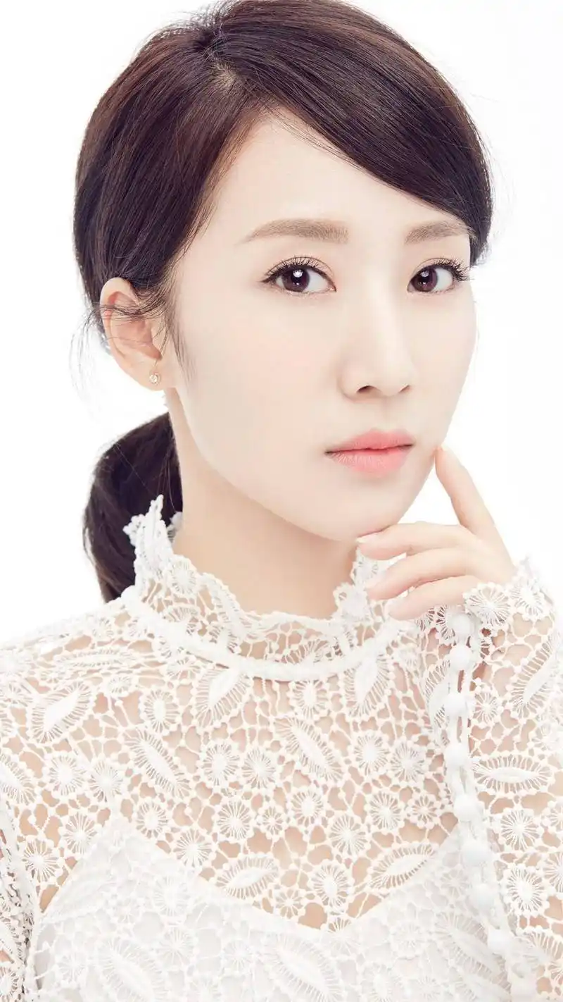 气质美女李念黑白蕾丝写真