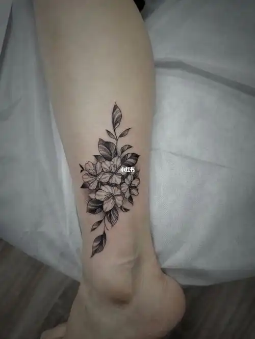 脚腕素花纹身