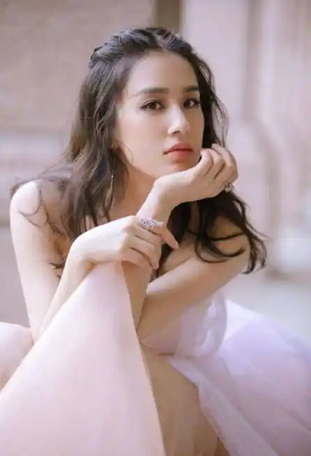 黄圣依罕晒大儿子近照,年仅九岁初具总裁范,身后豪宅引人注目_安迪