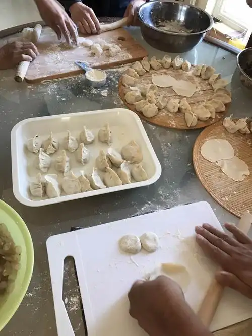 各显神通的包饺子过程!