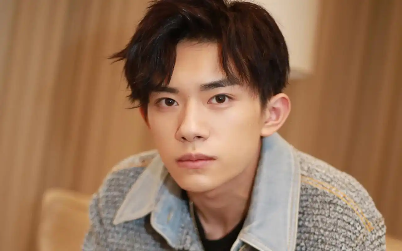 易烊千玺高清帅气写真图片桌面壁纸