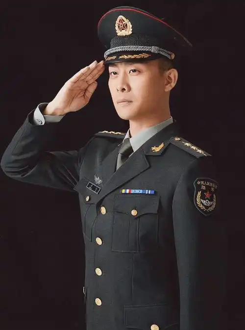 影帝张译晒旧照致敬军人,庆祝建军95周年:若有战,召必回|张译|军人|影