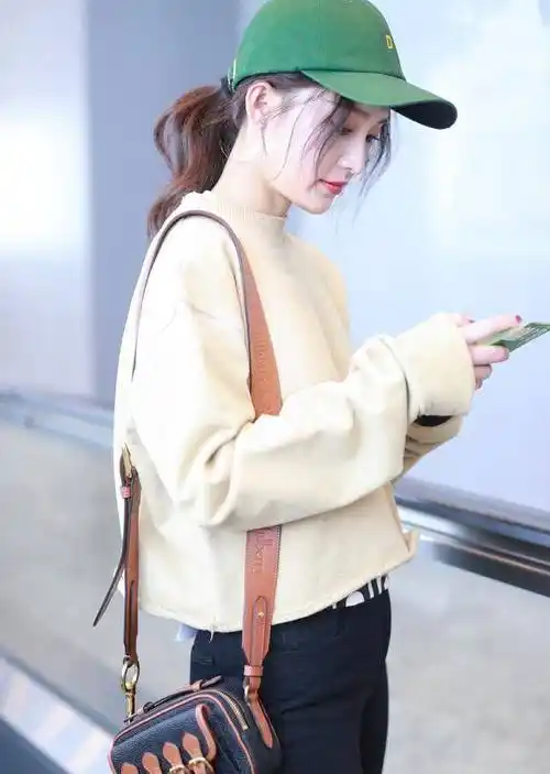 各路明星,潮人出街几乎人手必备一款深色复古风的包包,李沁这次也不