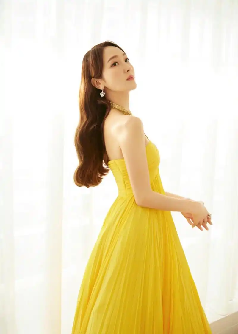 郑秀妍# 一袭黄色挂脖露背礼裙,肤白貌美的容颜,窈窕曼妙的身材,丰满