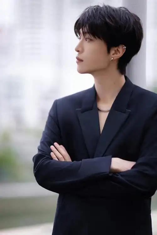 范丞丞黑色真空西装大片 耳钉,项链,真空侧颜,斯哈斯哈