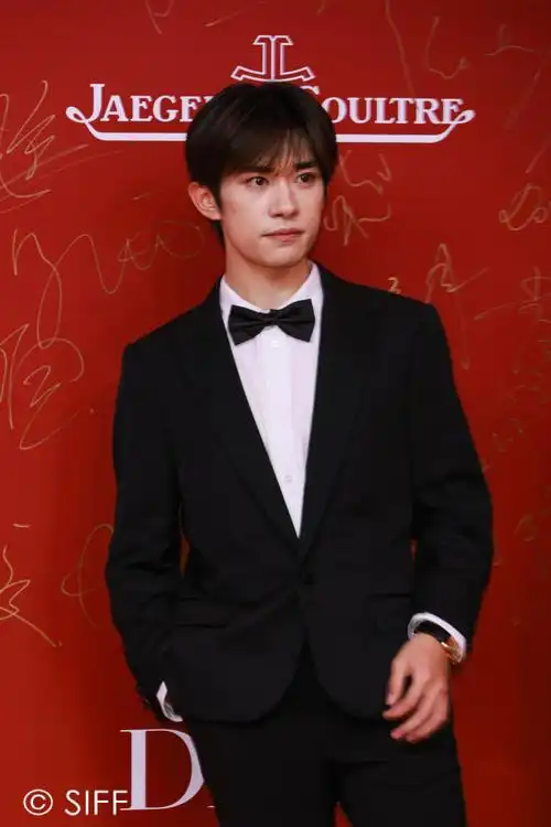 一身西装,显露与以往不同的成熟气质.#易烊千玺 评委