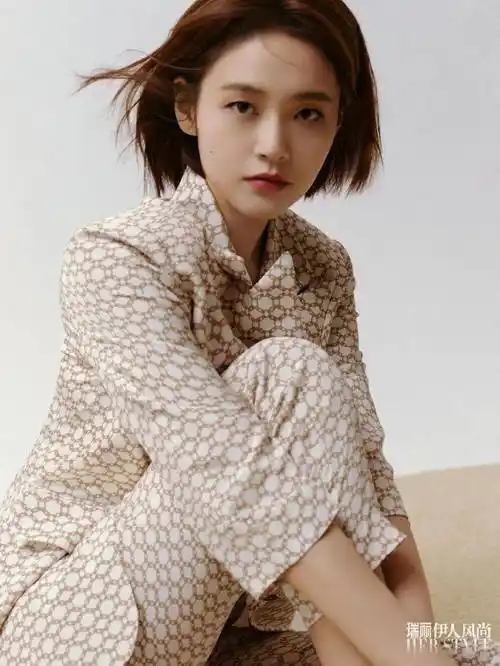 张佳宁杂志写真大秀白皙大长腿雪肤玉貌太性感美艳