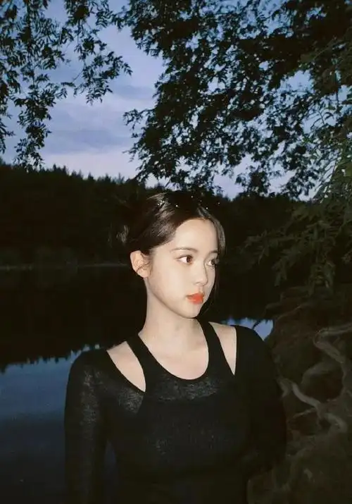 近日,欧阳娜娜的一系列个人生活照被曝光,引起许多人的热议.