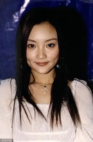 李小璐21岁清纯旧照曝光 圆脸酒窝满屏少女风