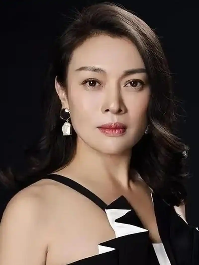 史可年轻时也算是一个时代美人,浓眉大眼,眉眼弯弯,鼻头圆润, 骨相